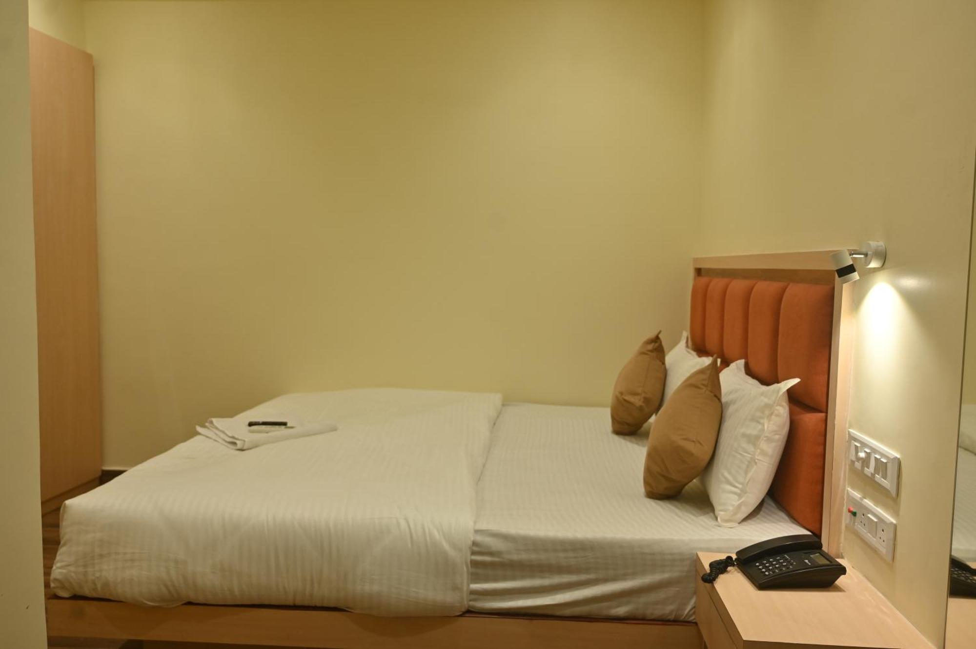 Golden Square - Kolkata Airport Hotel Bagian luar foto