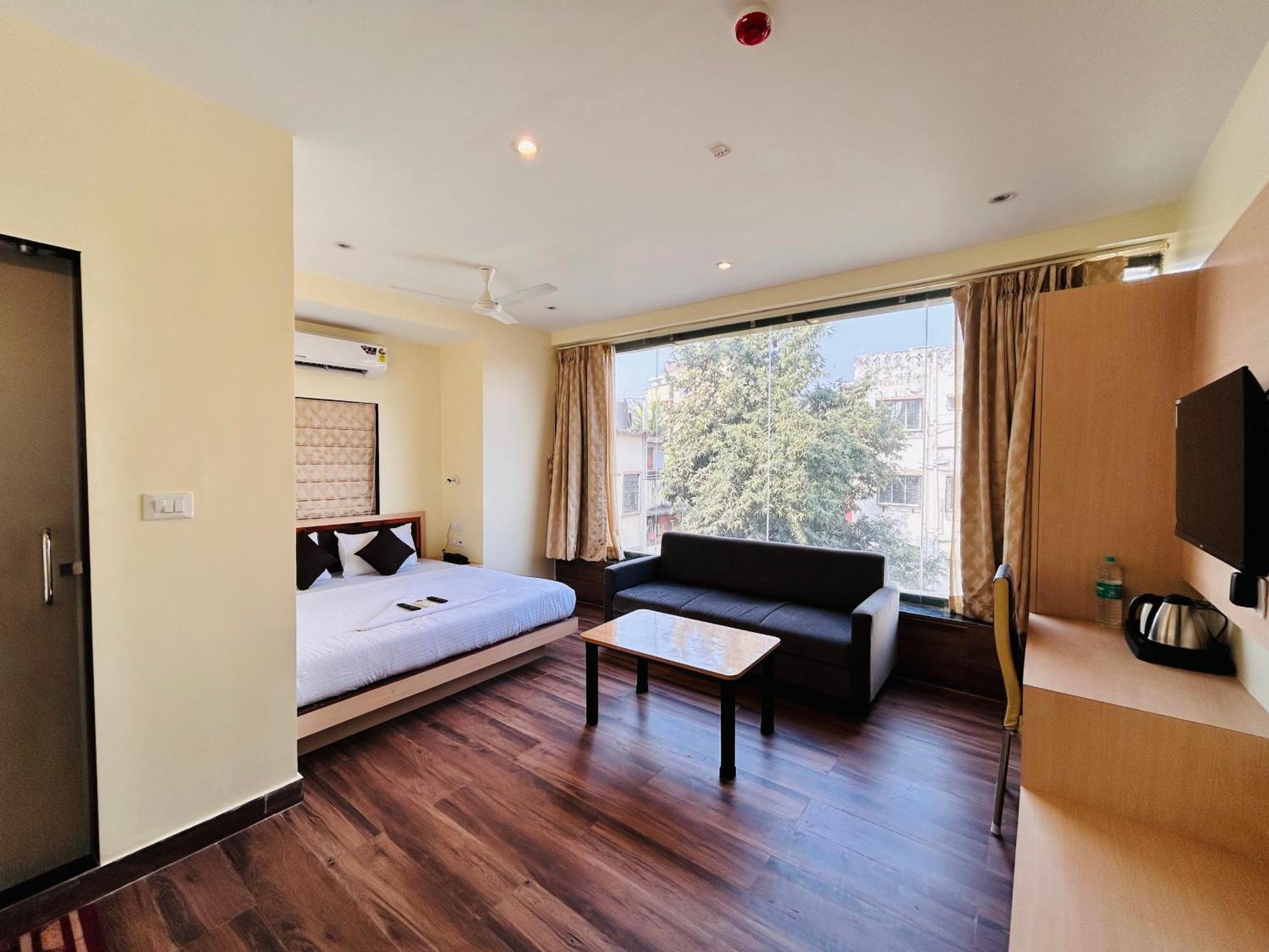 Golden Square - Kolkata Airport Hotel Bagian luar foto