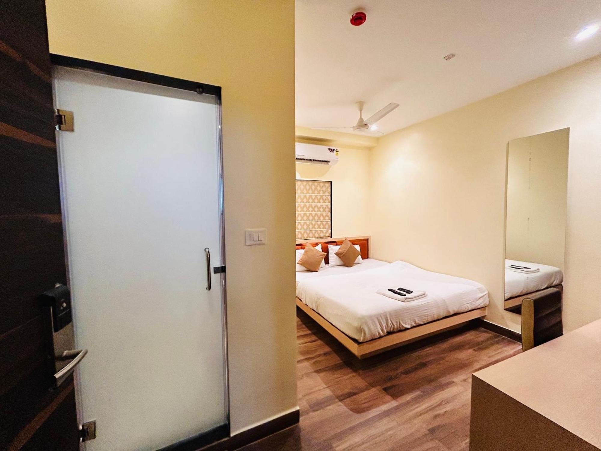 Golden Square - Kolkata Airport Hotel Bagian luar foto