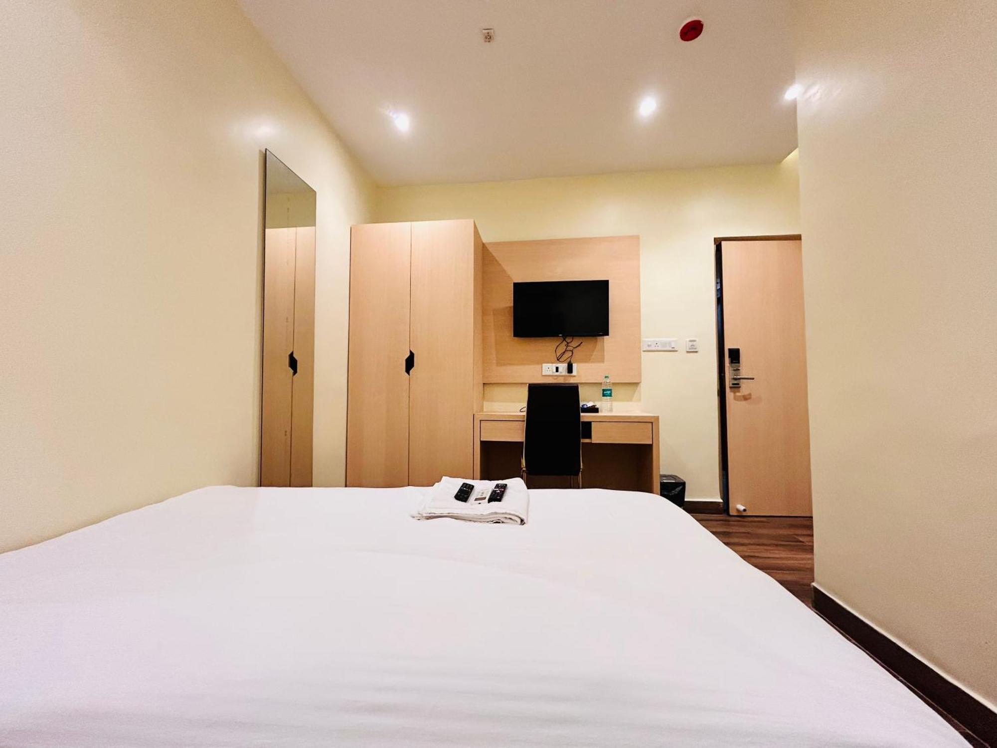 Golden Square - Kolkata Airport Hotel Bagian luar foto