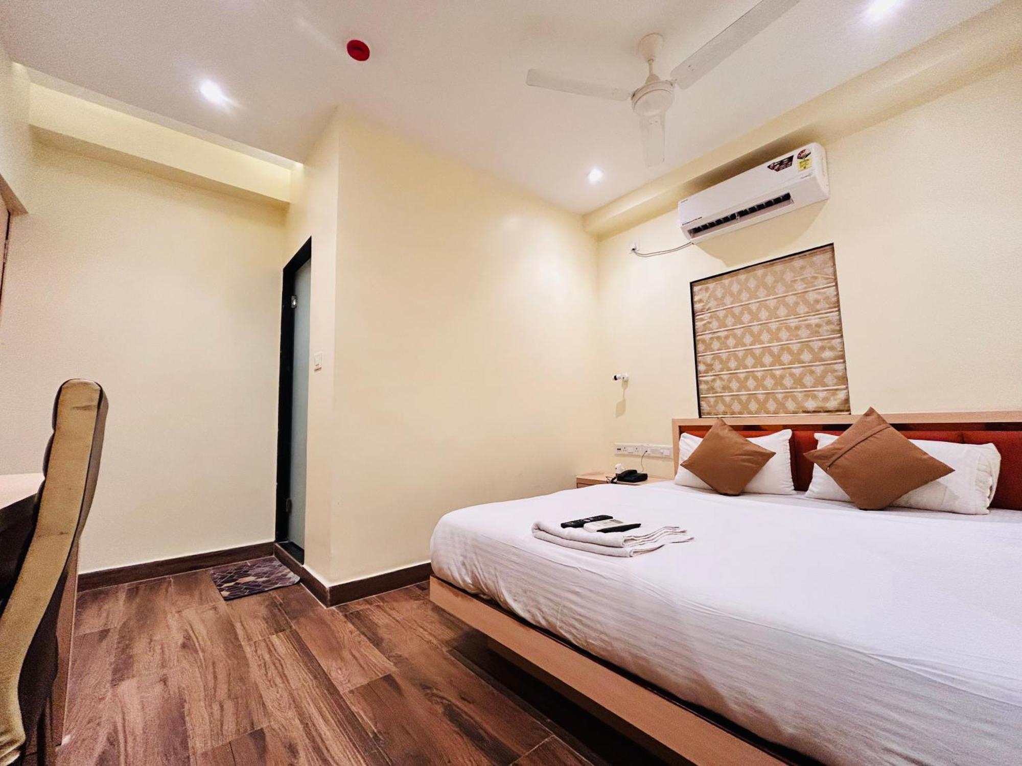 Golden Square - Kolkata Airport Hotel Bagian luar foto