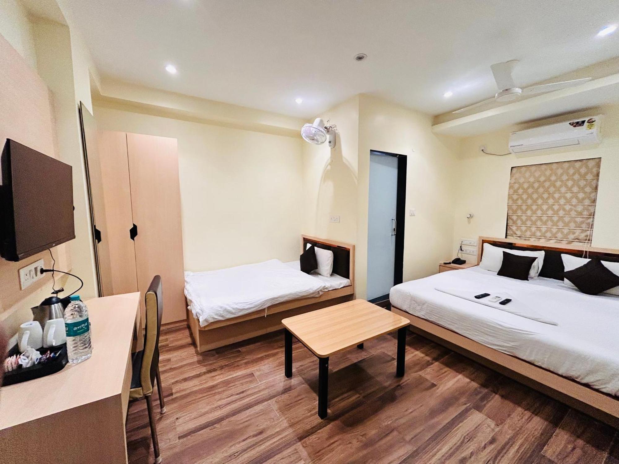 Golden Square - Kolkata Airport Hotel Bagian luar foto