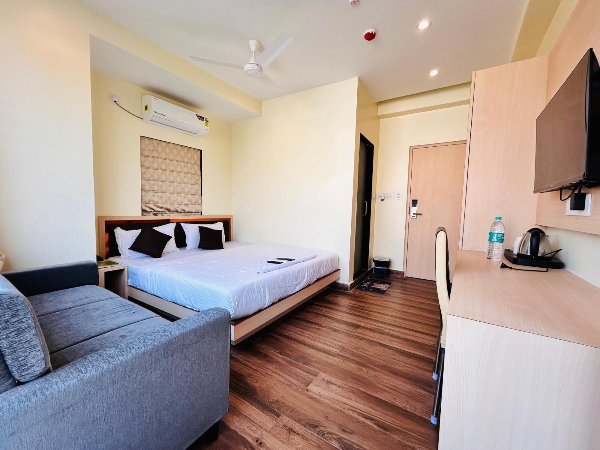 Golden Square - Kolkata Airport Hotel Bagian luar foto